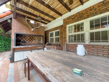 Sobre la mejor calle de Santa Rita, Casa con 4 Dormitorios, Parque, Pileta y Parrilla
