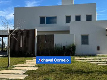 Casa al agua a estrenar  en venta de 4 dormitorios - Barrio Costas - Puertos