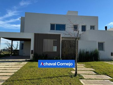 Casa al agua a estrenar  en venta de 4 dormitorios - Barrio Costas - Puertos