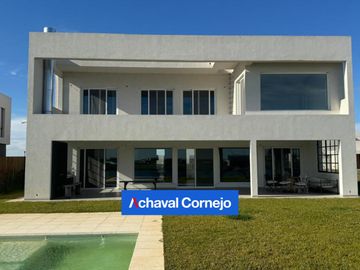 Casa al agua a estrenar  en venta de 4 dormitorios - Barrio Costas - Puertos