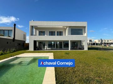 Casa al agua a estrenar  en venta de 4 dormitorios - Barrio Costas - Puertos