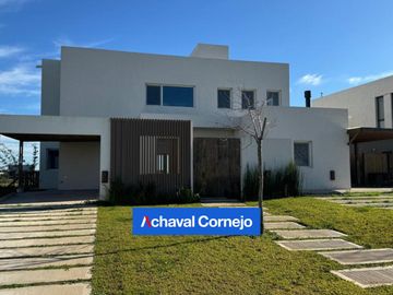 Casa al agua a estrenar  en venta de 4 dormitorios - Barrio Costas - Puertos