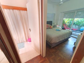 CASA tipo PH 2 PLANTAS  EN CALLE CORTADA POSIBILIDAD DE  3 UNIDADES.