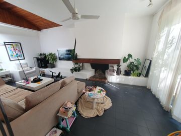 CASA tipo PH 2 PLANTAS  EN CALLE CORTADA POSIBILIDAD DE  3 UNIDADES.