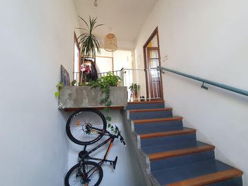 CASA tipo PH 2 PLANTAS  EN CALLE CORTADA POSIBILIDAD DE  3 UNIDADES.