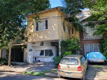 CASA tipo PH 2 PLANTAS  EN CALLE CORTADA POSIBILIDAD DE  3 UNIDADES.