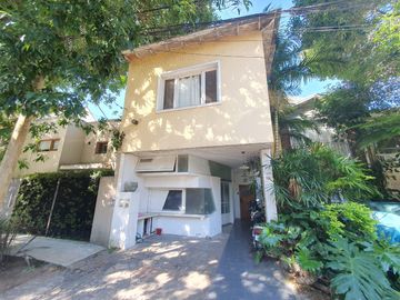 CASA tipo PH 2 PLANTAS  EN CALLE CORTADA POSIBILIDAD DE  3 UNIDADES.