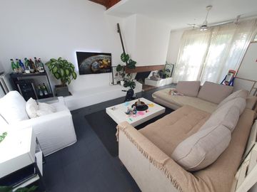 CASA tipo PH 2 PLANTAS  EN CALLE CORTADA POSIBILIDAD DE  3 UNIDADES.