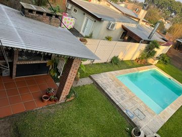 CASA VENTA 3 DORMITORIOS JARDIN PISCINA FUNES SANTA FE