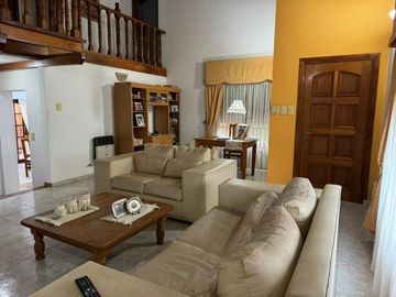 CASA VENTA 3 DORMITORIOS JARDIN PISCINA FUNES SANTA FE