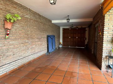 CASA VENTA 3 DORMITORIOS JARDIN PISCINA FUNES SANTA FE