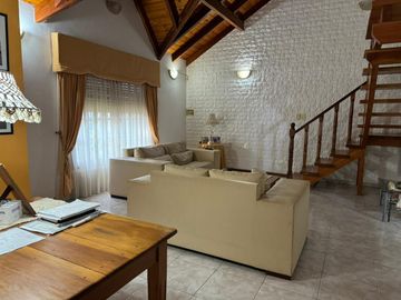 CASA VENTA 3 DORMITORIOS JARDIN PISCINA FUNES SANTA FE