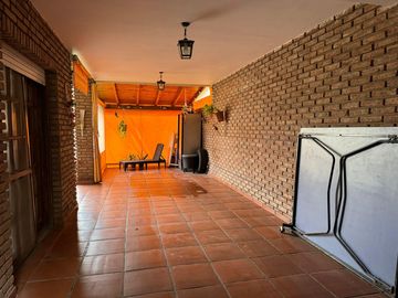 CASA VENTA 3 DORMITORIOS JARDIN PISCINA FUNES SANTA FE