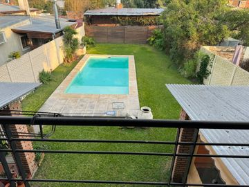 CASA VENTA 3 DORMITORIOS JARDIN PISCINA FUNES SANTA FE