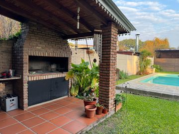CASA VENTA 3 DORMITORIOS JARDIN PISCINA FUNES SANTA FE