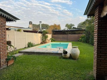 CASA VENTA 3 DORMITORIOS JARDIN PISCINA FUNES SANTA FE
