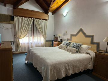 CASA VENTA 3 DORMITORIOS JARDIN PISCINA FUNES SANTA FE