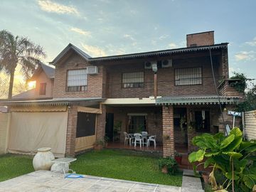 CASA VENTA 3 DORMITORIOS JARDIN PISCINA FUNES SANTA FE