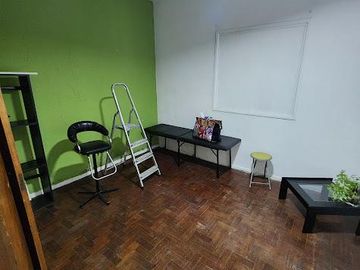 Casa en  en esquina con local