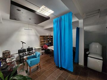Casa en  en esquina con local