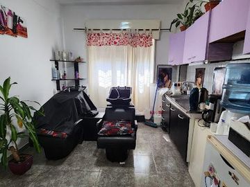 Casa en  en esquina con local