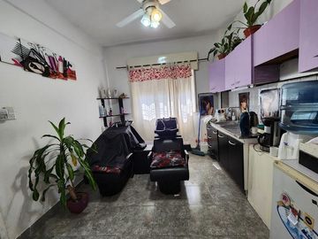 Casa en  en esquina con local