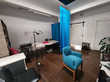 Casa en  en esquina con local