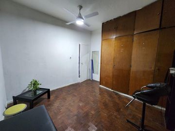 Casa en  en esquina con local