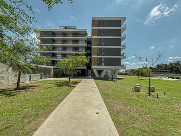 Departamento de 2 dormitorios, 2 cocheras, con terraza exclusiva y amenities