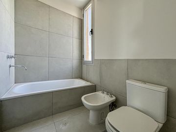 Departamento de 2 dormitorios, 2 cocheras, con terraza exclusiva y amenities