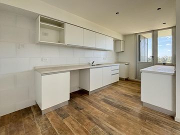 Departamento de 2 dormitorios, 2 cocheras, con terraza exclusiva y amenities
