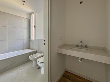 Departamento de 2 dormitorios, 2 cocheras, con terraza exclusiva y amenities