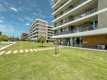 Departamento de 2 dormitorios, 2 cocheras, con terraza exclusiva y amenities