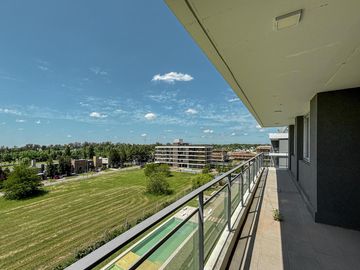 Departamento de 2 dormitorios, 2 cocheras, con terraza exclusiva y amenities