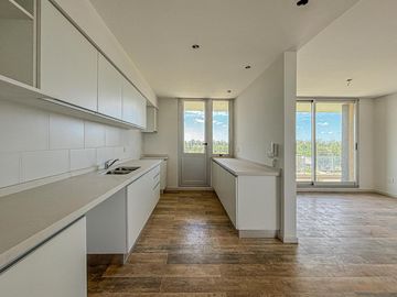 Departamento de 2 dormitorios, 2 cocheras, con terraza exclusiva y amenities