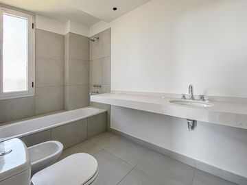 Departamento de 2 dormitorios, 2 cocheras, con terraza exclusiva y amenities
