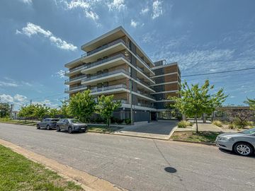 Departamento de 2 dormitorios, 2 cocheras, con terraza exclusiva y amenities