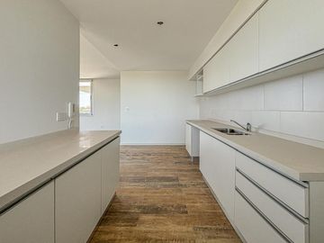 Departamento de 2 dormitorios, 2 cocheras, con terraza exclusiva y amenities