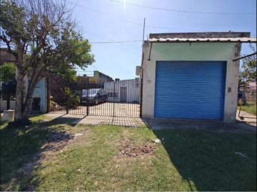Casa con local a la venta en Isidro Casanova
