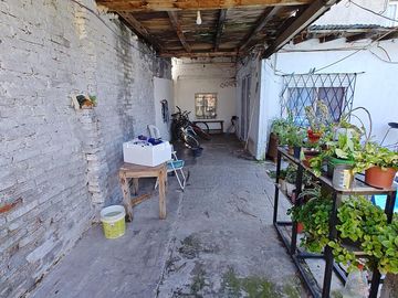 Casa con local a la venta en Isidro Casanova