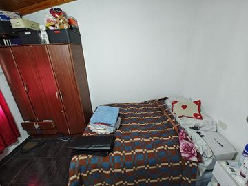 Casa con local a la venta en Isidro Casanova
