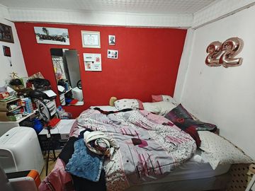 Casa con local a la venta en Isidro Casanova