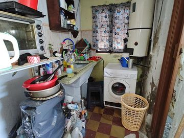Casa con local a la venta en Isidro Casanova