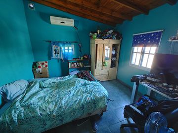 Casa con local a la venta en Isidro Casanova