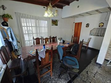 Casa con local a la venta en Isidro Casanova