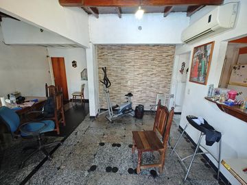 Casa con local a la venta en Isidro Casanova
