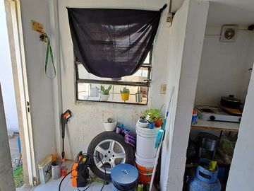 Casa con local a la venta en Isidro Casanova