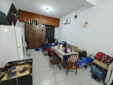 Casa con local a la venta en Isidro Casanova
