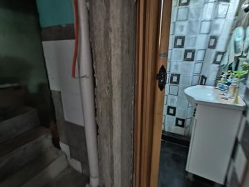 Casa con local a la venta en Isidro Casanova