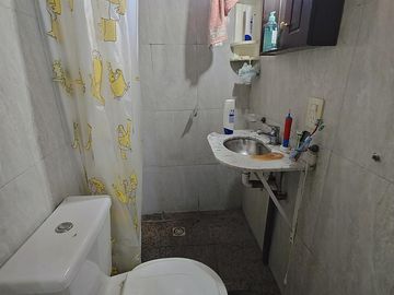 Casa con local a la venta en Isidro Casanova
